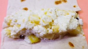 Лаваш с творогом и яблоком на сковородке.