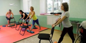 Реабилитация после инсульта и йога для людей с рассеянным склерозом. Неограниченные возможности