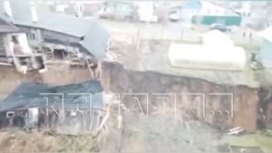 Оползень разорвал жилой дом пополам - половина ушла под землю, половина осталась на поверхности