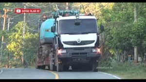 TRAILER RENAULT KERAX Muatan 55 Ton Crane Kobelco, Merayap Di Lintas Kalimantan