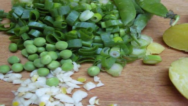 Теплый салат из картофеля с цветной капустой