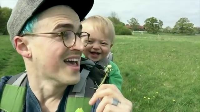 Малыш заразительно смеется из за одуванчика смотреть онлайн