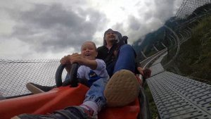 Стёпа несётся с папой на санях летом по родельбану на Роза Хутор! Горные американские горки.