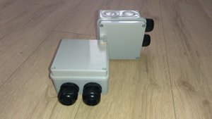 Показываю результат установки двух кабельных вводов на распаечную коробку