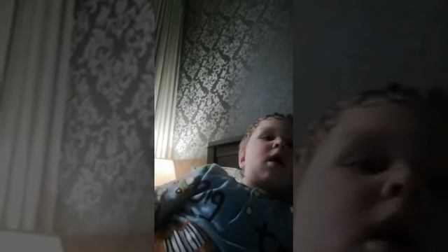 бабушка кормит внука, мама с сыном читают сказку. смотреть онлайн