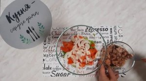 Салат с тунцом Гости на пороге. Готовится быстро, а съедается ещё быстрее.