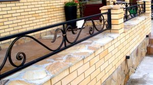 Красивые перила для веранды крыльца входа в дом металл кирпич камень ковка