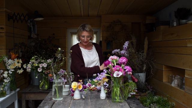 Natürlichen Frühlingsblumenstrauß binden, mit Blumen aus dem Garten - IKO Flowers смотреть онлайн