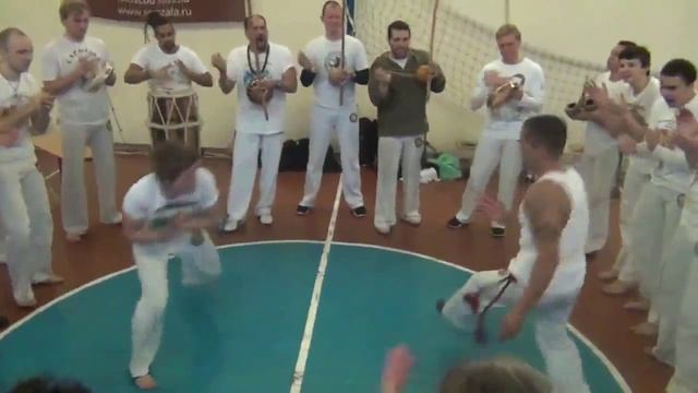 Andorinha vs mestre Chiquinho - I Batizado Senzala de Capoeira Moscow 2012 смотреть онлайн