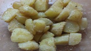 Вареный картофель запеченный в панировочных сухарях