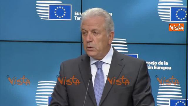 L'Unione Europea: "Merito di Minniti se sono diminuiti gli sbarchi di migranti" смотреть онлайн