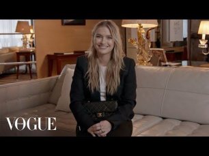 Что в сумке у звезды сериала «Эмили в Париже» Камилль Раза? | Vogue Россия