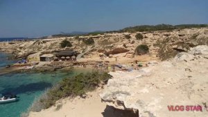 Una Playa nudista Cala Comte . (ibiza)