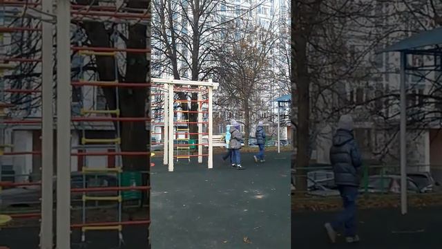 мой друг Елесей прыгает на полном раскачивание с качелей.