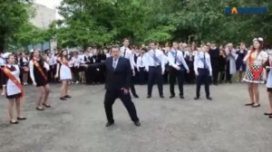 Видео с зажигательным танцем директора саратовского лицея на последнем звонке стало хитом соцсетей