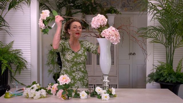 Elegant pink Camellia with Hydrangea & Lilac floral design смотреть онлайн