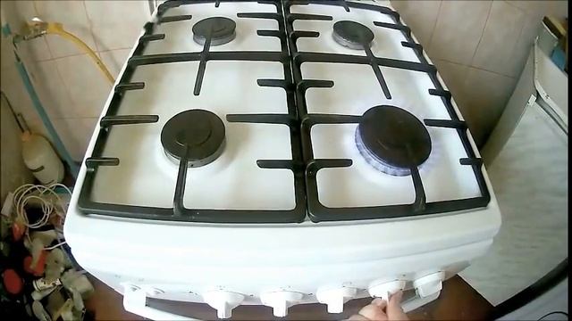 как зажигать горелки в газовой плите FLAMA 24220 электроподжигом? смотреть онлайн