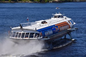 Теплоход на подводных крыльях Метеор-208 вылетел из-под моста пулей