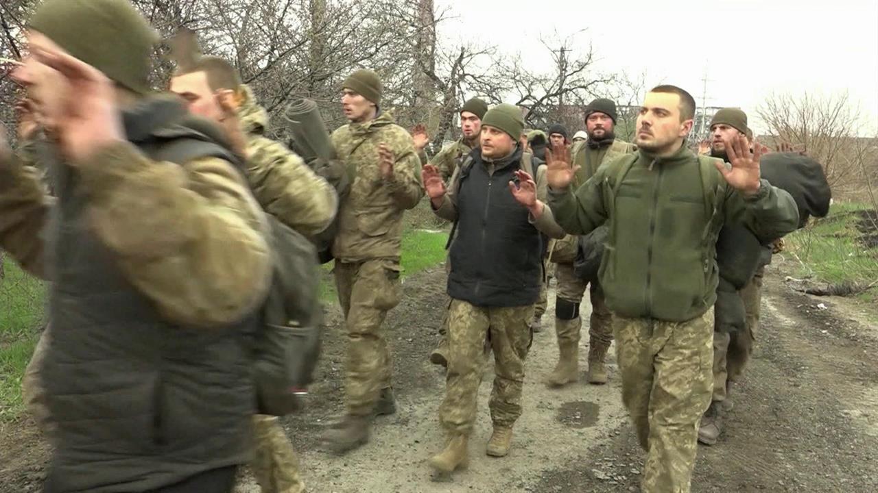 Более тысячи украинских военнослужащих добровольно сложили оружие и сдались в плен в Мариуполе