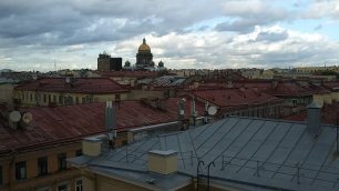 Вид на Исаакиевский собор с одной из крыш Санкт-Петербурга.mp4