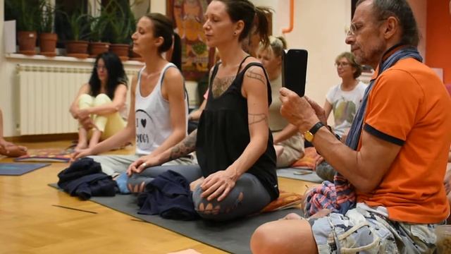 Kirtan with Julia Gyulai at Ashtanga Yoga Shala Belgrade Part 4 смотреть онлайн