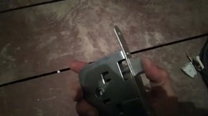Сломалась клипса во врезном замке. Простой ремонт подручными средствами
