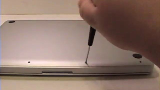 How to Remove the Macbook Pro 13 Inch Bottom Case смотреть онлайн