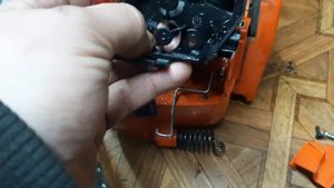 husqvarna 120.не заводится после простоя.заливает свечу.