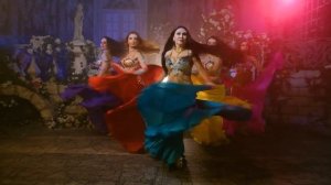 Красивый восточный танец с подносами