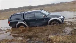 Мицубиси Л 200 застрял в грязи по пороги. На ровном месте