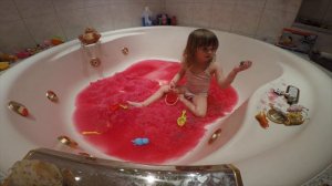 Желейная ванная красная лава ищем игрушки зверюшки как лизун слизь Squishy Gelli Baff toy challeng