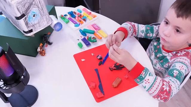 Лепим Спикервумен из пластилина смотреть онлайн