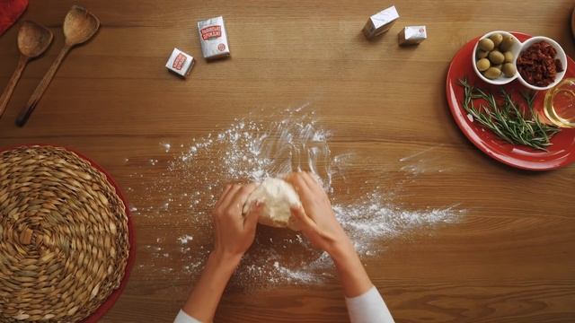 Рецепт: Фокача з оливами, в'яленими томатами та розмарином