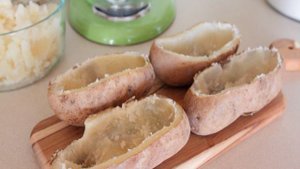 Печеный картофель в духовке в фольге