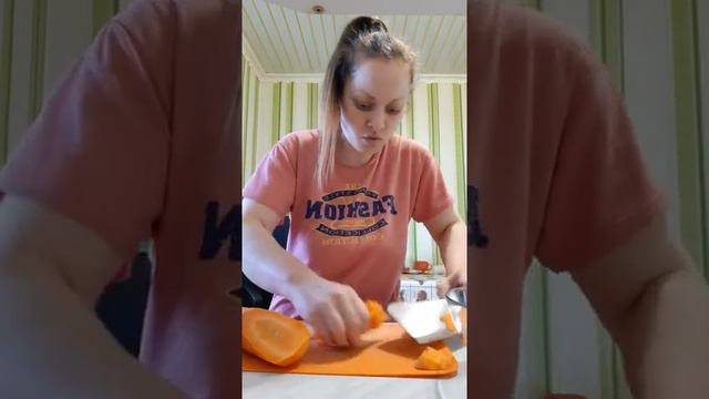 Режем морковку. смотреть онлайн