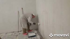 Белая грунтовка стен, выравнивающая цвет стен под обои