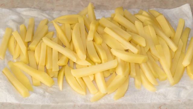 Жареная картошка. Жареная картошка на сковороде с золотистой корочкой.