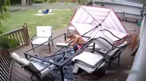 Пацан разбил стеклянный стол