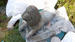 Фигура Льва из цемента.