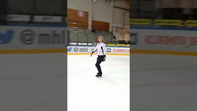 Как научиться кататься на коньках: скольжение