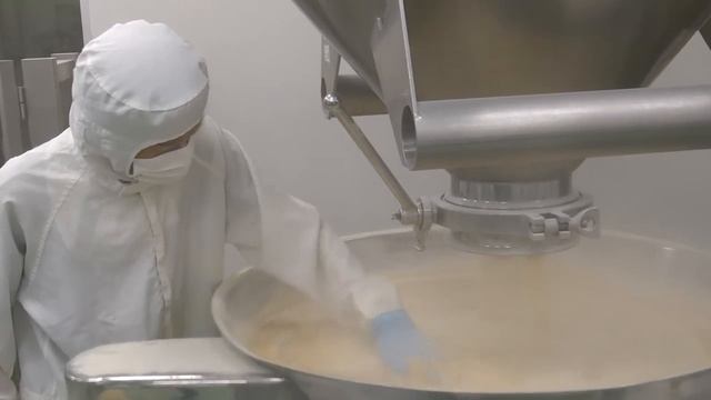 Процесс массового производства маточного молочка. Самая большая пасека Японии.