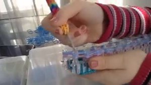 Как сделать перчатку из резинок ( 1 часть ) урок. Rainbow Loom Bands.Glove