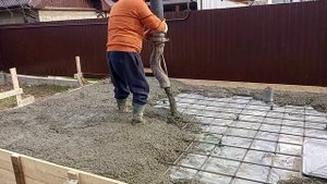 Заливаем плиту и ростверк.