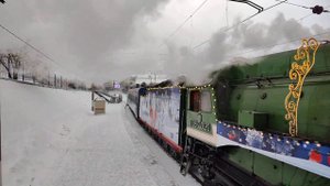 поезд Деда Мороза прибывает в Новосибирск под паровозом