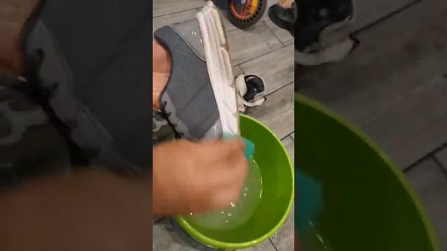 Как легко почистить обувь, кроссовки, белую подошва, белые кроссовки смотреть онлайн