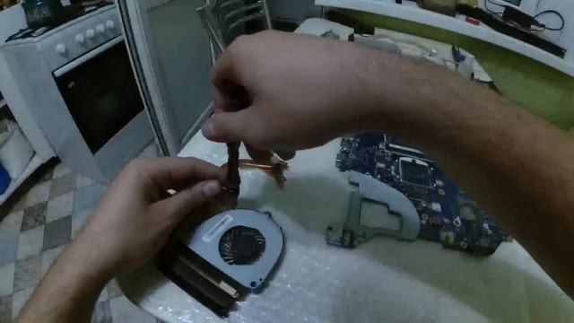 Ноутбук Acer ASPIRE E1-571G-32344G32 / чистка, ремонт петли, замена термопасты смотреть онлайн