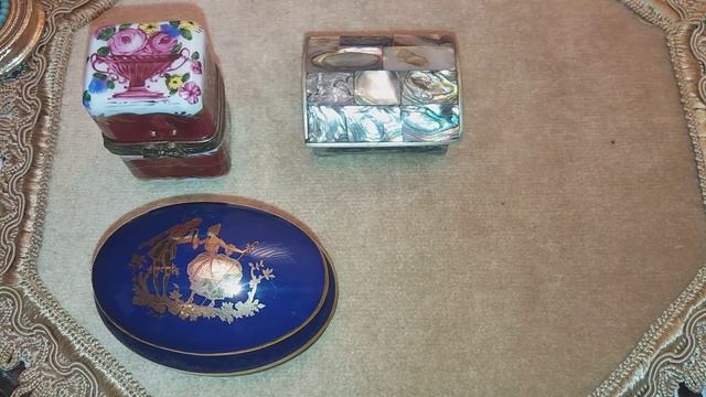 Миниатюрные шкатулочки и брошь Balenciaga. смотреть онлайн