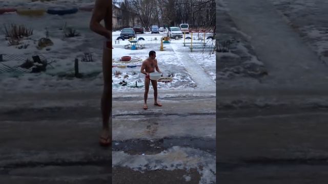 Обливание холодной водой закаляет ! смотреть онлайн