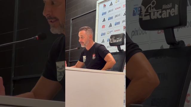 Vitor Pereira revelou que quer que o goleiro Santos jogue mais adiantado, como um líbero no Flameng