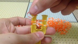 Браслет Французская Коса из резинок на рогатке